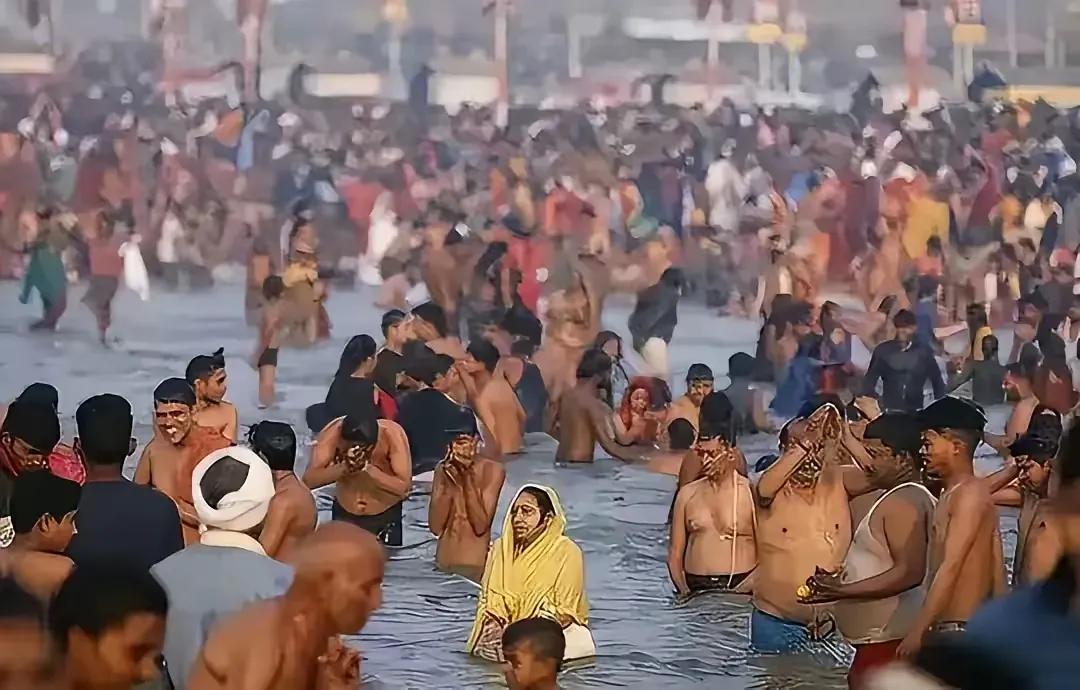 印度恒河是救命的母亲河！在印度当地高温达到50℃时，所有印度人到恒河里降温。一群