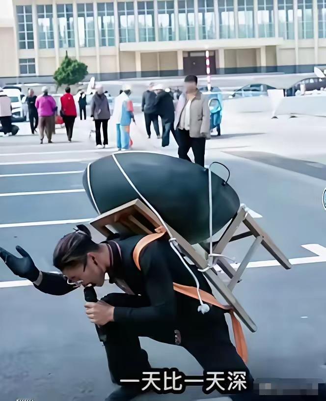 为了钱又疯一个？菏泽南站锅有才又火了？一个网红又出现了？