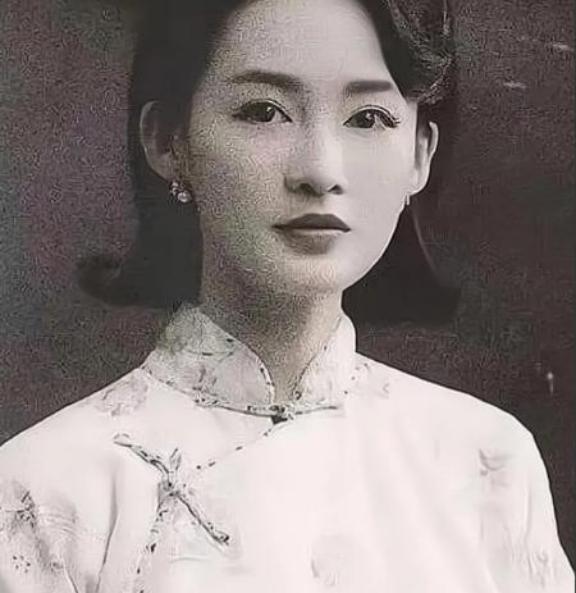 1918年，一女子结婚6年不能生育，被丈夫赶出家门。之后，她被一名年轻军官看上。