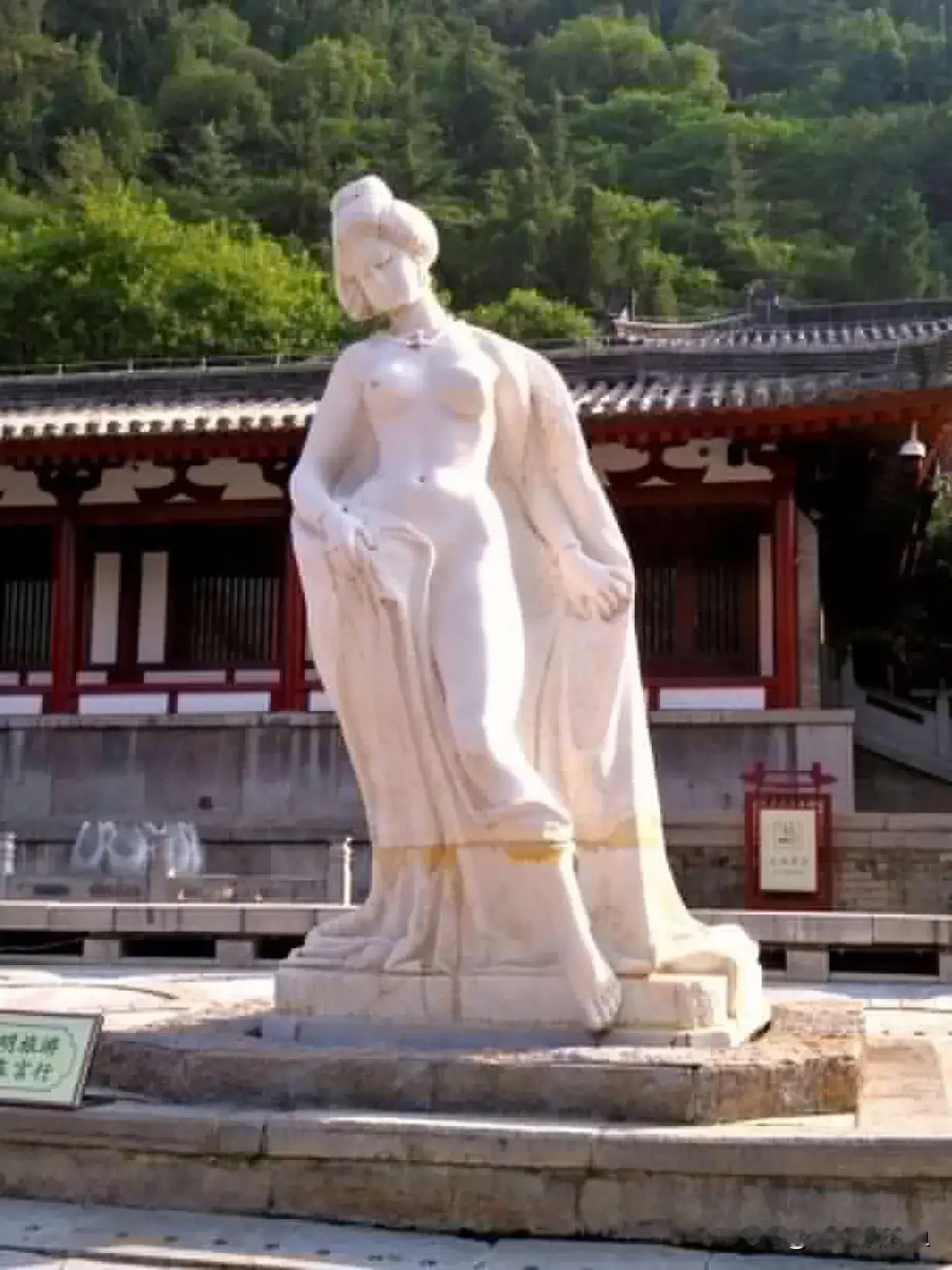 个人认为这个雕像没毛病 展现贵妃的美丽!
心里脏的人看什么都有问题!