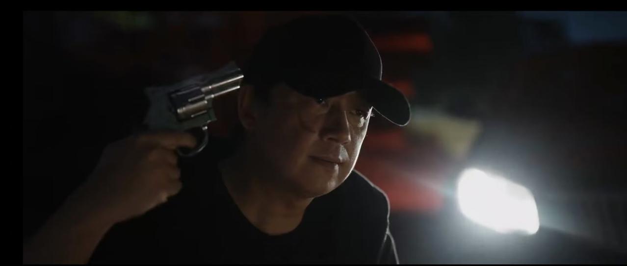 关宏宇是真的狠人一个啊！

他出去找情报，套消息！

居然是直接拿枪出来和对方玩