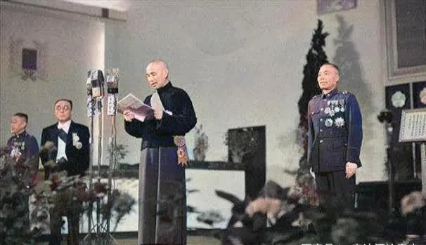 1948年正副总统就职典礼上，蒋介石穿长袍马褂，李宗仁却穿军装站在一旁，活像个副