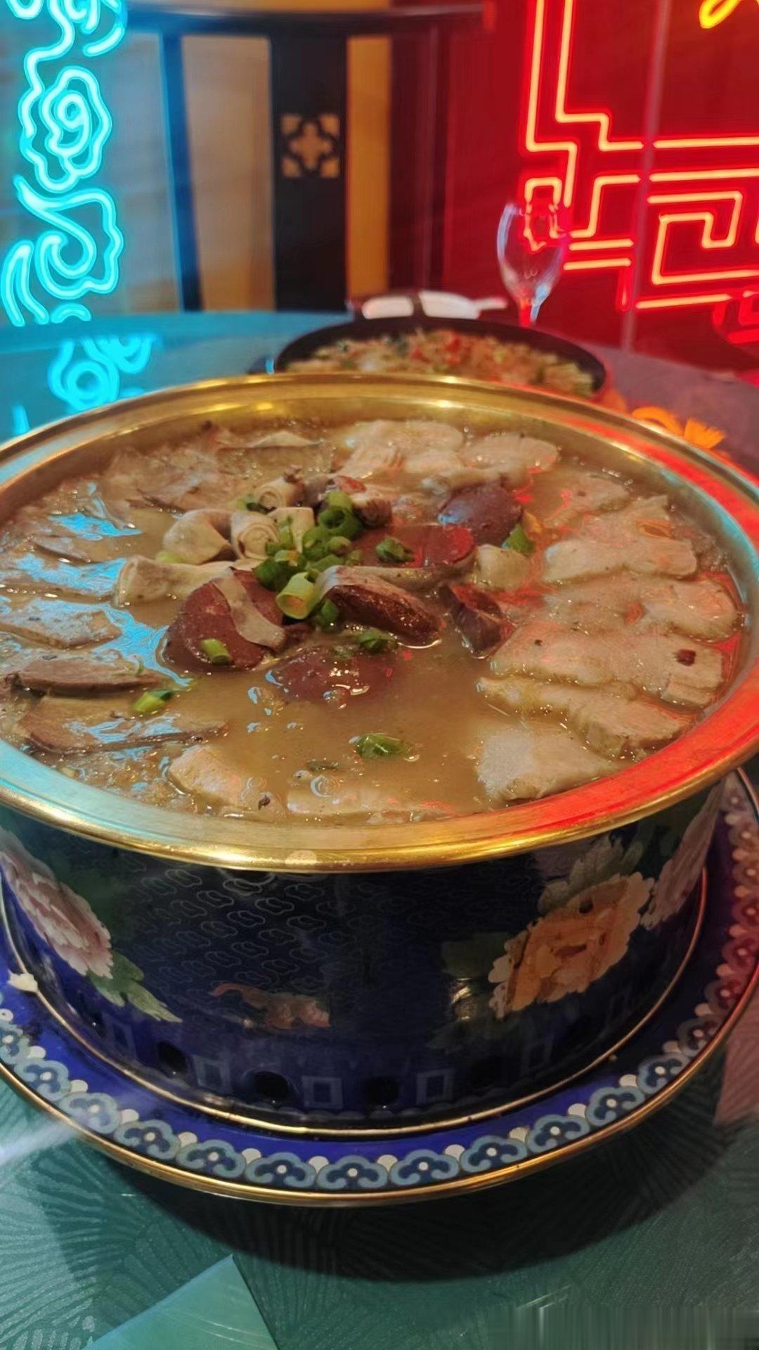 昨天是媳妇母亲生她的一个日子，下班接她，去哪儿，我也不知道。我俩对吃，从来不感冒