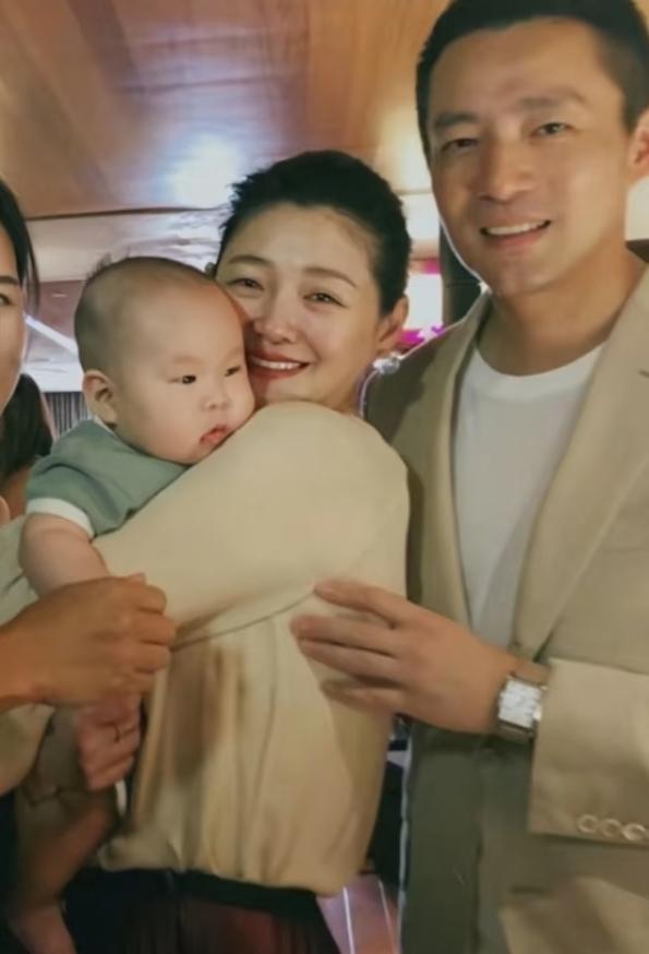 我觉得她就是嘴巴清醒，实际在人生大事上很多都是糊涂的！她11年结婚，12年还有点
