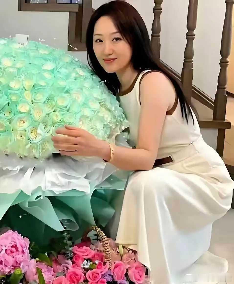 杨钰莹迎来55岁生日！定居深圳每天养花种菜，无儿无女与狗为伴 