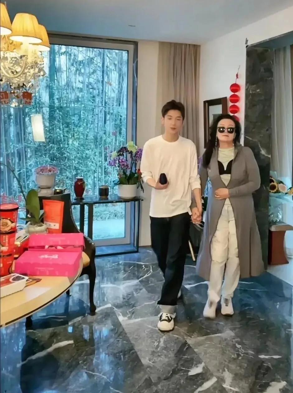 我是真服了张兰了。现在直播间就20几个人了。也没什么流量了。
大S出来参加葬礼，