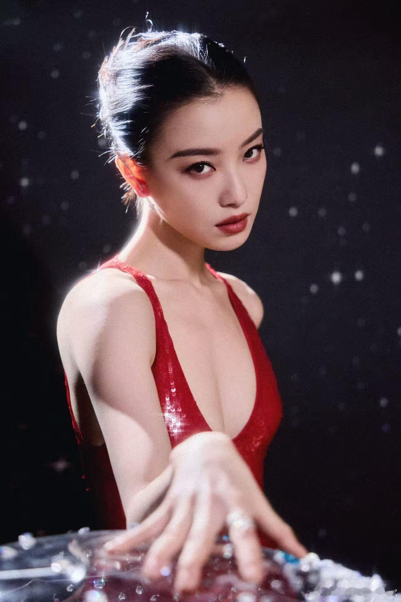 参加2025微博之夜倪妮倪妮