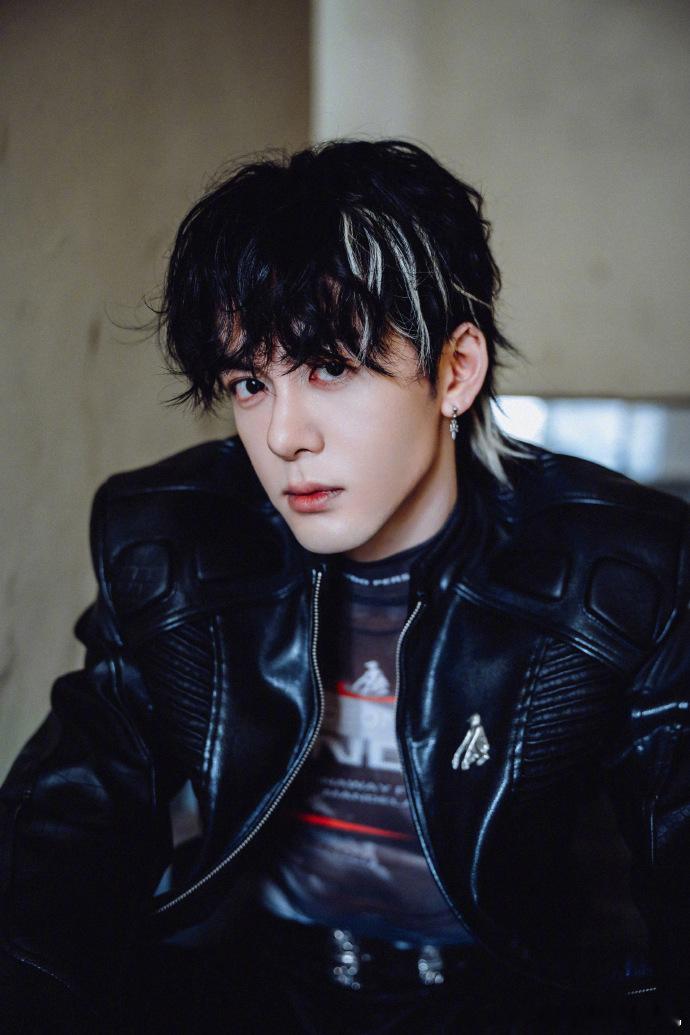 曾舜晞十二月的奇迹曾舜晞白发挑染黑皮衣拽感 曾舜晞十二月的奇迹，曾舜晞白发挑染黑