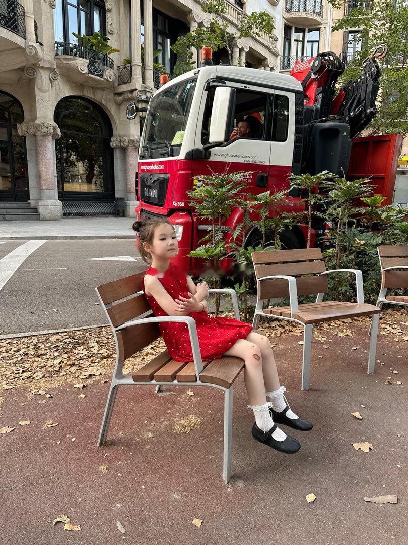 我请问呢 这位父亲能不能给孩子照相找个好背景 