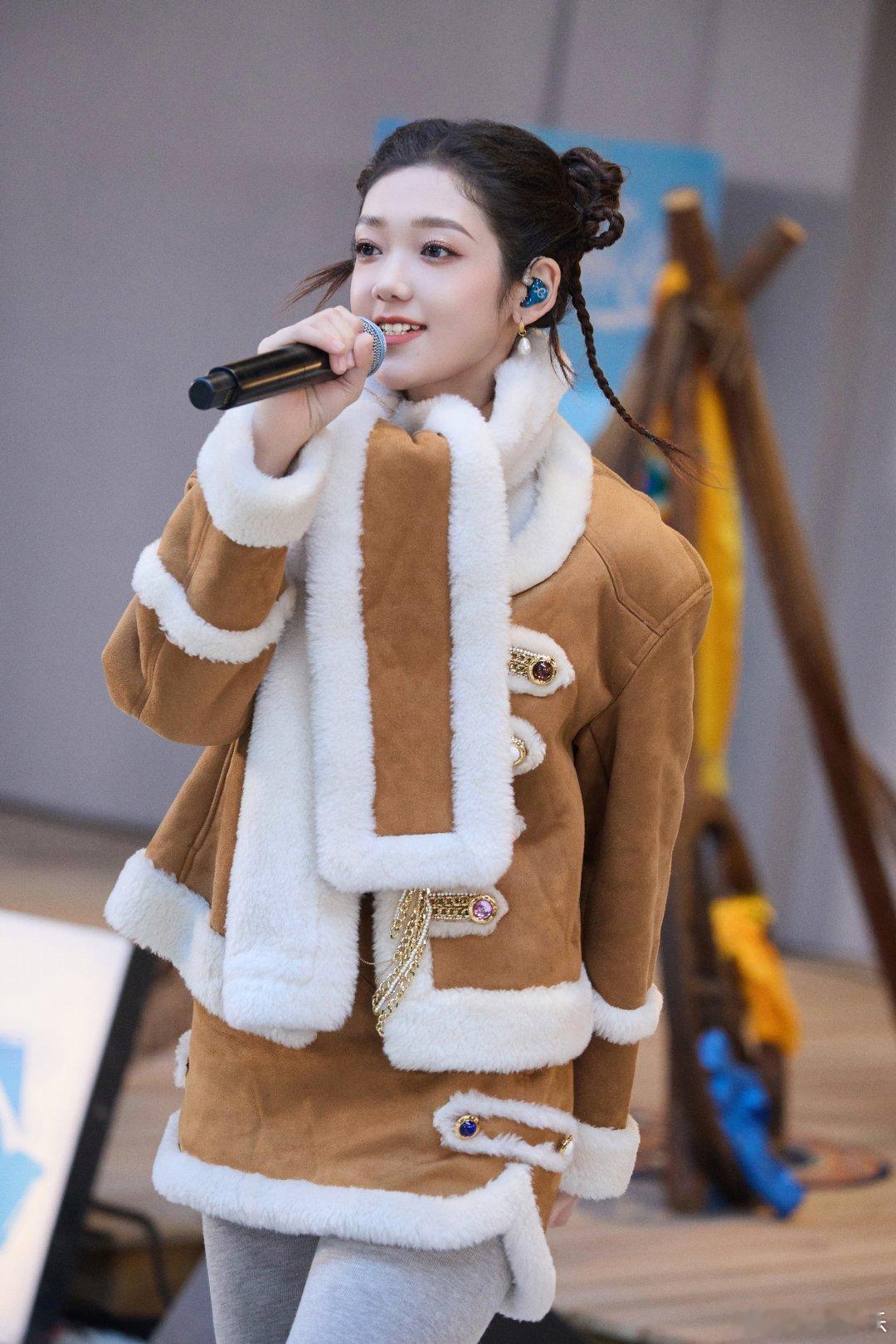 #硬糖少女303##希林娜依高# 今日份糖妹新鲜物料希林娜依高乐在旅途工作室更新