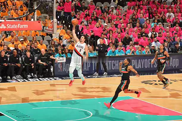 阿夫迪亚这表现真的没得黑了。其他人都没什么得分能力，防守压力都在他身上，他还是高