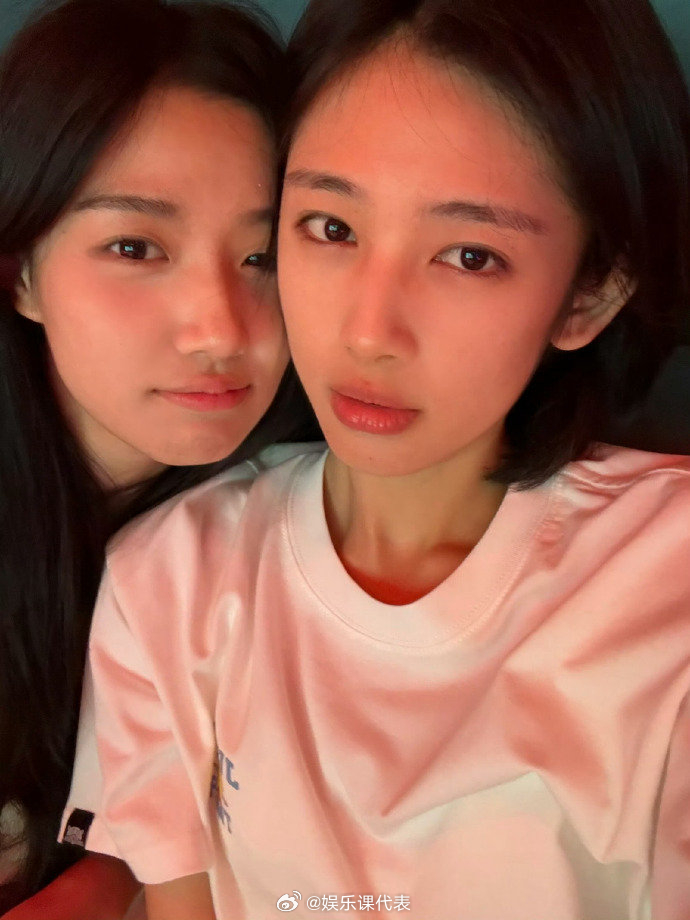卢昱晓鹤秋贴脸合照 卢昱晓、鹤秋贴脸合照，两位淡颜系美女！[期待] ​​​