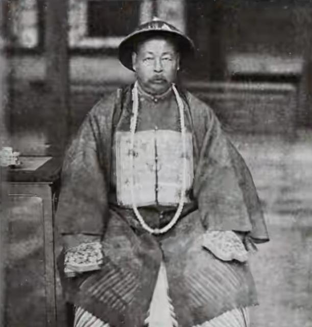 咸丰下旨要斩左宗棠，胡林翼只说了一个名字，硬是把死局盘活了…
 
这事得从185