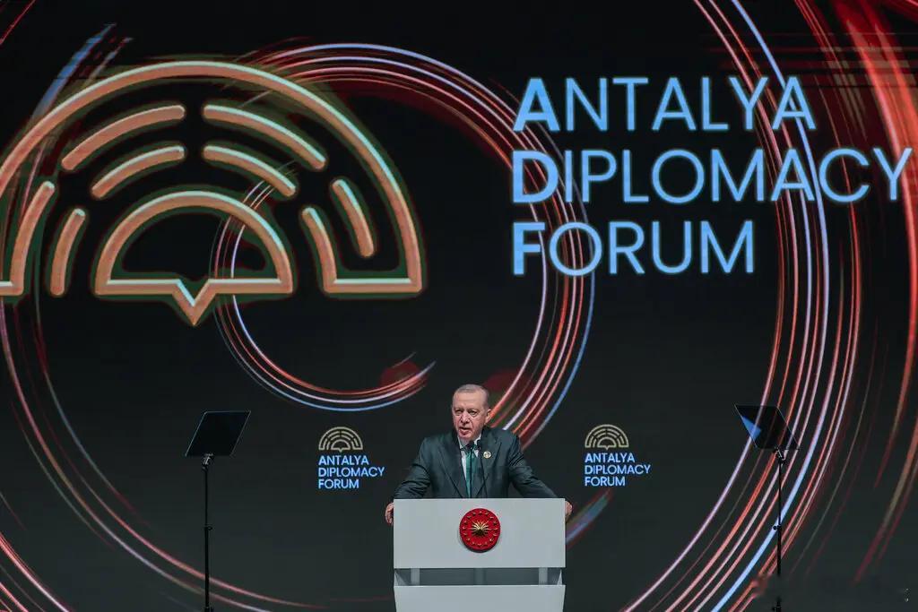 【在土耳其，中等强国正在考虑与一个流氓美国进行外交斡旋】[在土耳其安塔利亚外交论