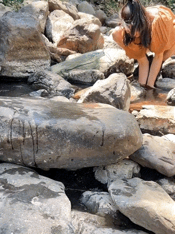 图一：爱抓鱼的小姐姐，小时候可没有少这样抓鱼啊。
图二：男人的求生欲有多强，看看