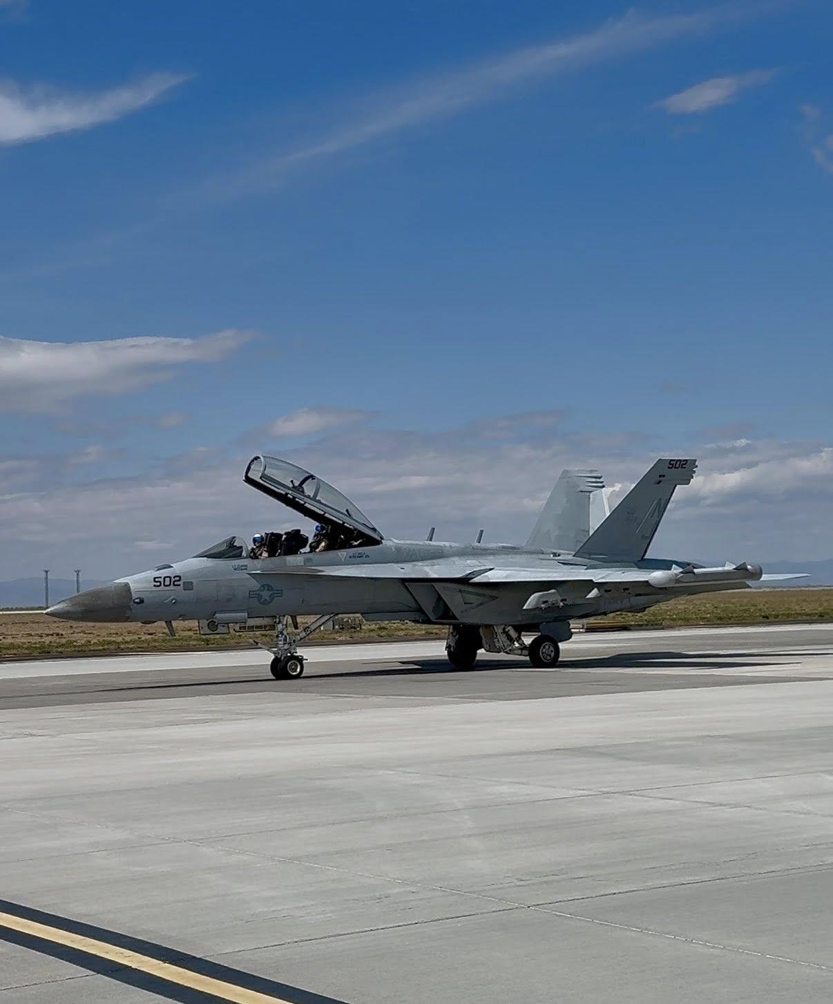 两架E/A-18G“咆哮者”撞在一起，庆幸只毁了两架飞机，无非就是钱就能解决。但