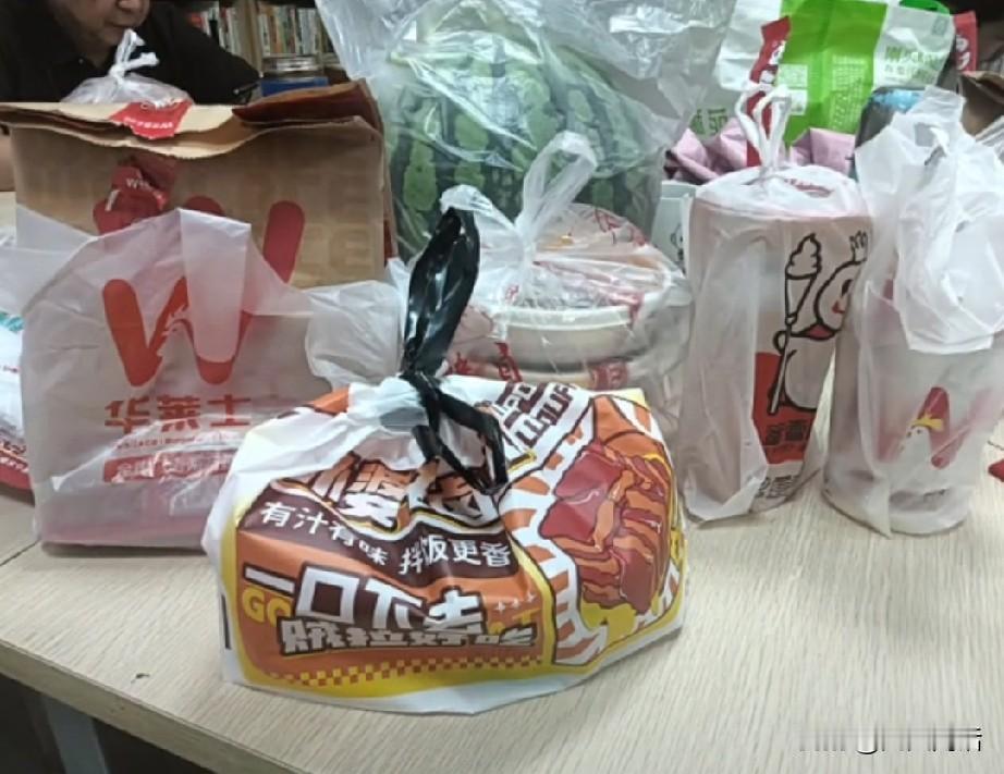 微塑料致癌，这事儿又实锤了。肠道肿瘤里检出了微塑料，大脑里也有。研究说它像一把把