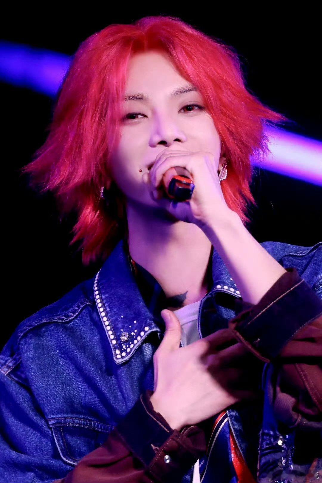 华晨宇鞋带开了皮带松了耳返包掉了家人们谁懂啊！华晨宇这场演唱会简直成了“状况百出