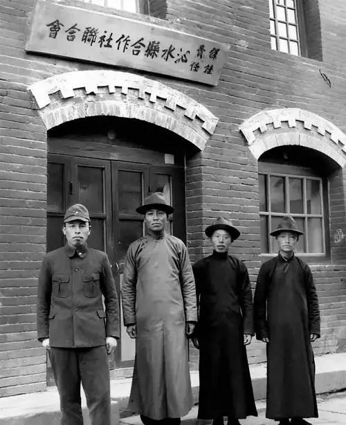 1942年，武工队奉命除奸，却蹲守了两天都没有见到汉奸的影子，后来还是一个“找鸽