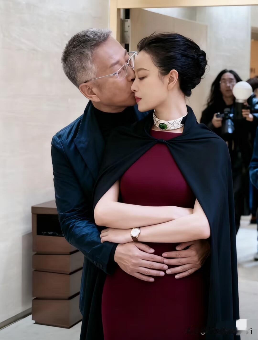 70岁的老戏骨陈道明演戏时就是不一样，一秒钟内入戏，这么多工作人员在后面，也都能