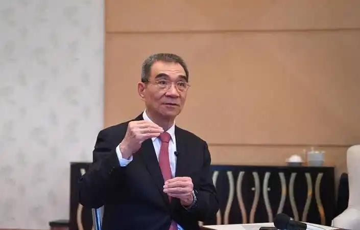 2024年，著名经济学家林毅夫在公开演讲中大胆预测：“快则一两年，慢则两三年，中