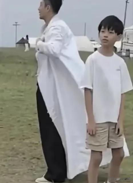 汪小菲儿子这回说话欠管教了，因为小男孩在镜头前直言草原没啥好拍的，父亲却没有严厉