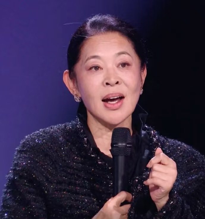 倪萍向网友道歉倪萍回应上热搜 倪萍今天回应上热搜，向网友道歉，连说三遍我错了，真