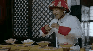 很多网友说张一山把韦小宝演成这样，要他给观众赔钱，这样说真的是过分了，周星驰也是