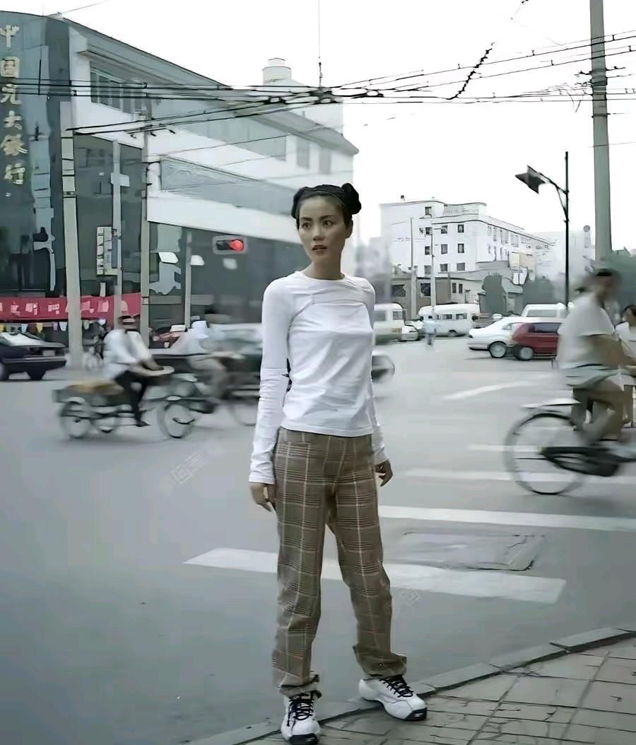 其实王菲以前就很潮，很高级。这是1997年的时候，王菲在北京的街头留下的一张珍贵