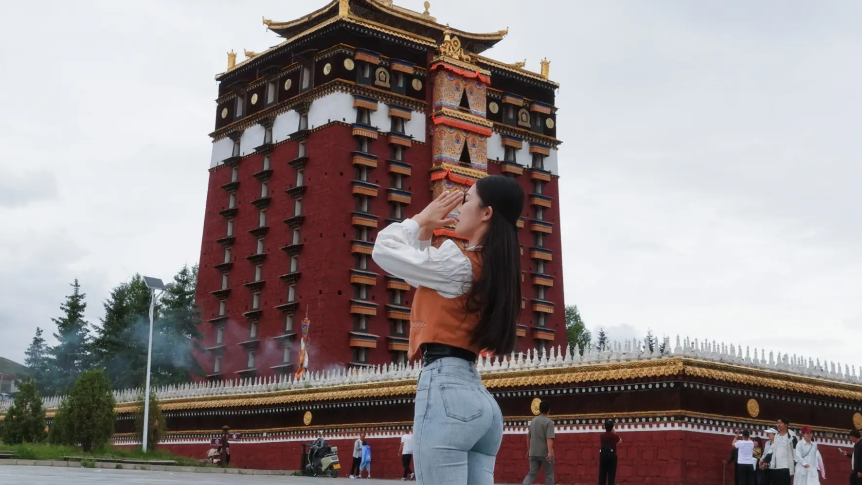 檐角挂月，盈亏皆是寻常。