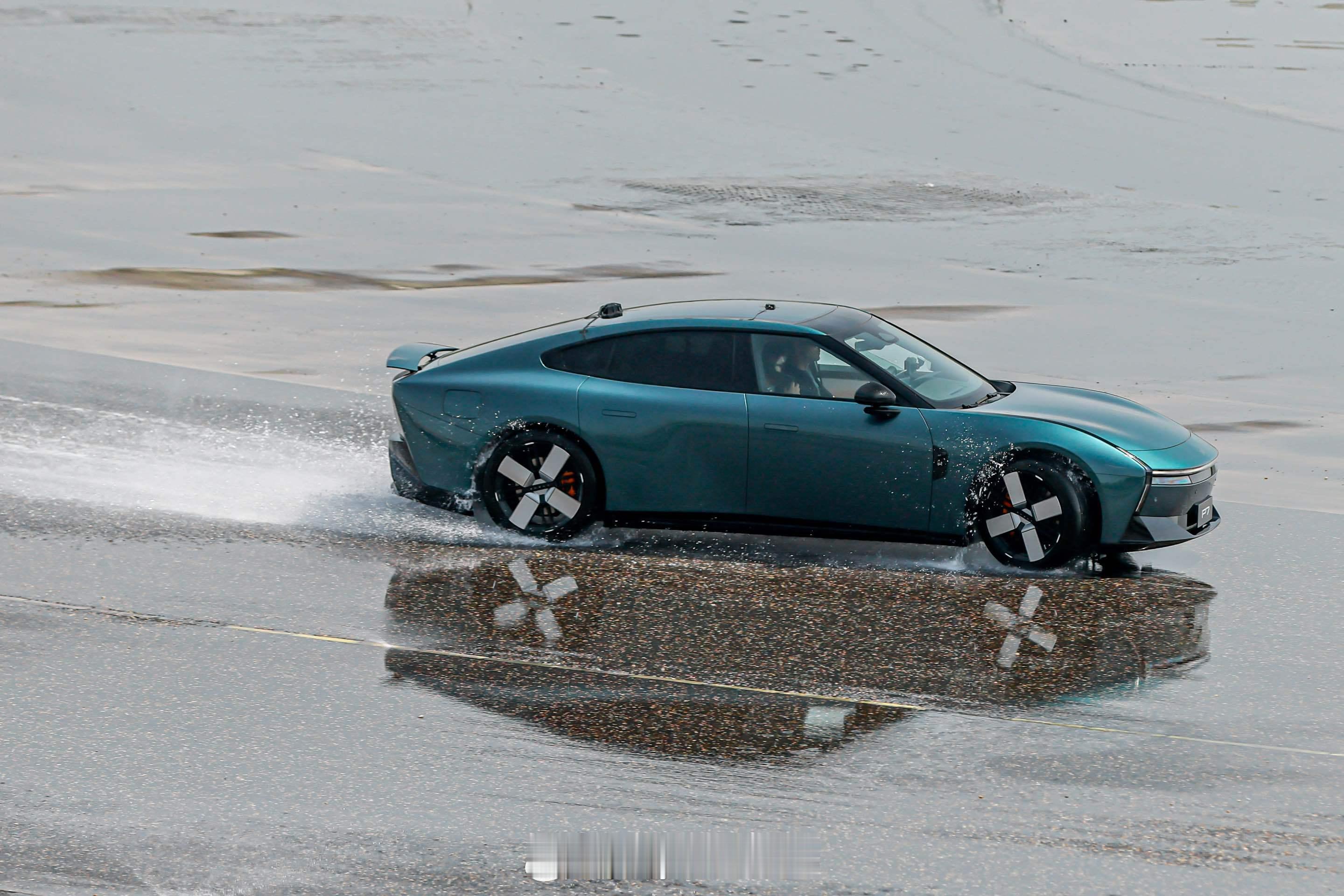 小鹏P7打破了保时捷Taycan的42.171公里的连续漂移记录！小鹏P7的成绩