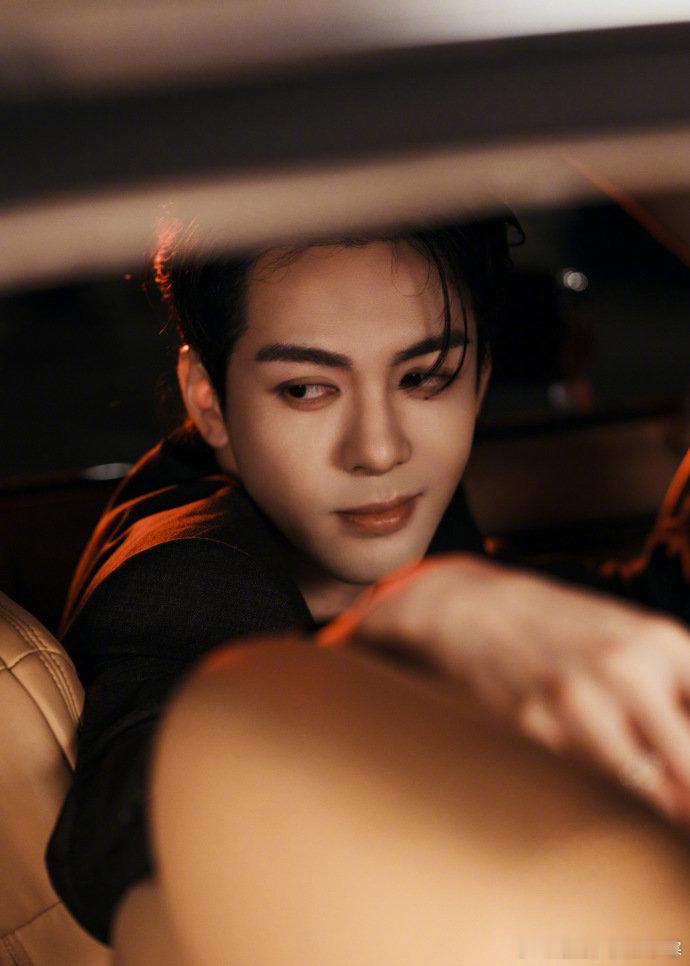 曾舜晞尖叫之夜造型曾舜晞爱奇艺尖叫之夜出图曾舜晞尖叫之夜造型，每一张都像电影截图