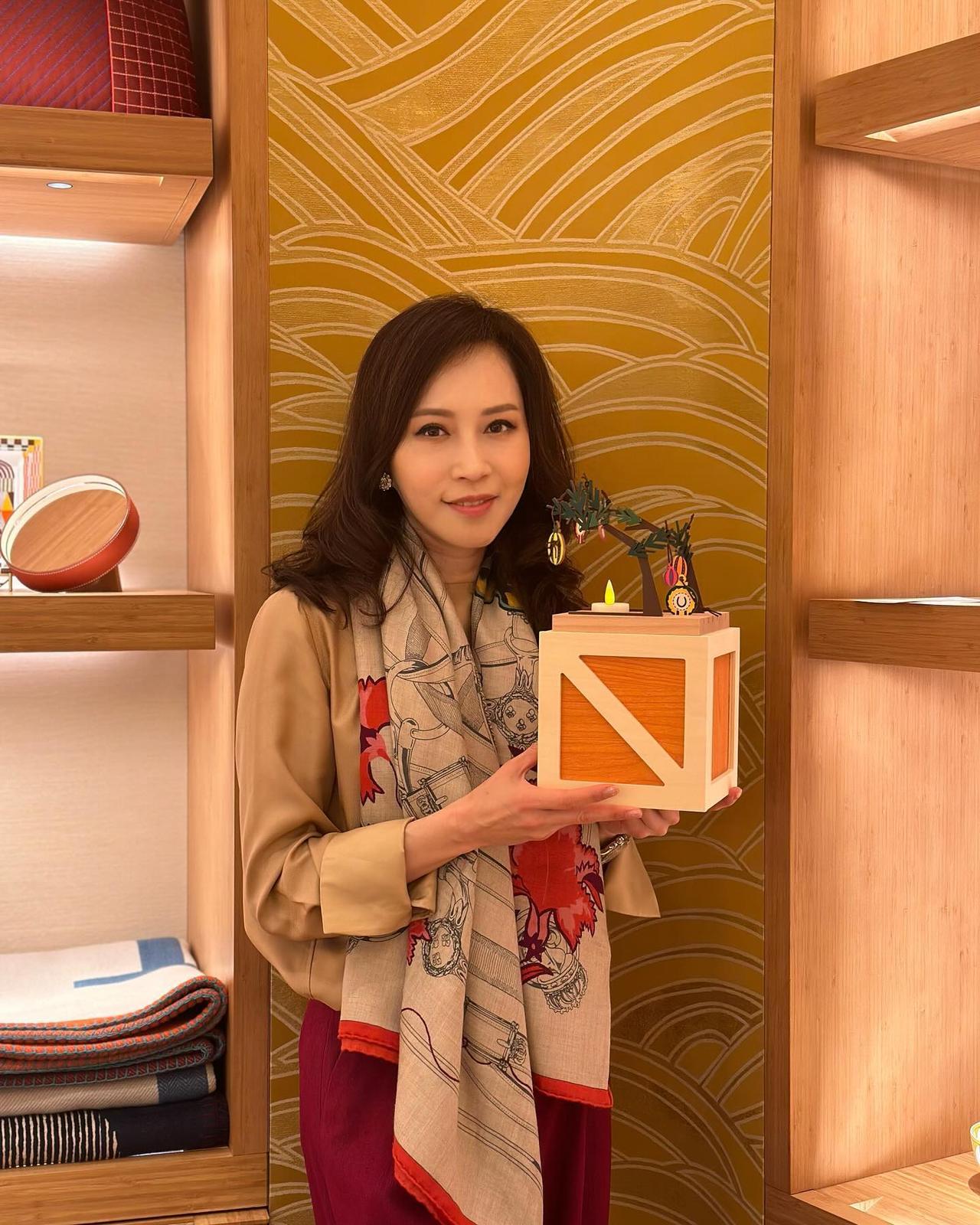 香港著名女星顾纪筠的生活照，她今年都已经61岁，感觉这张脸像40岁样子，真的很会