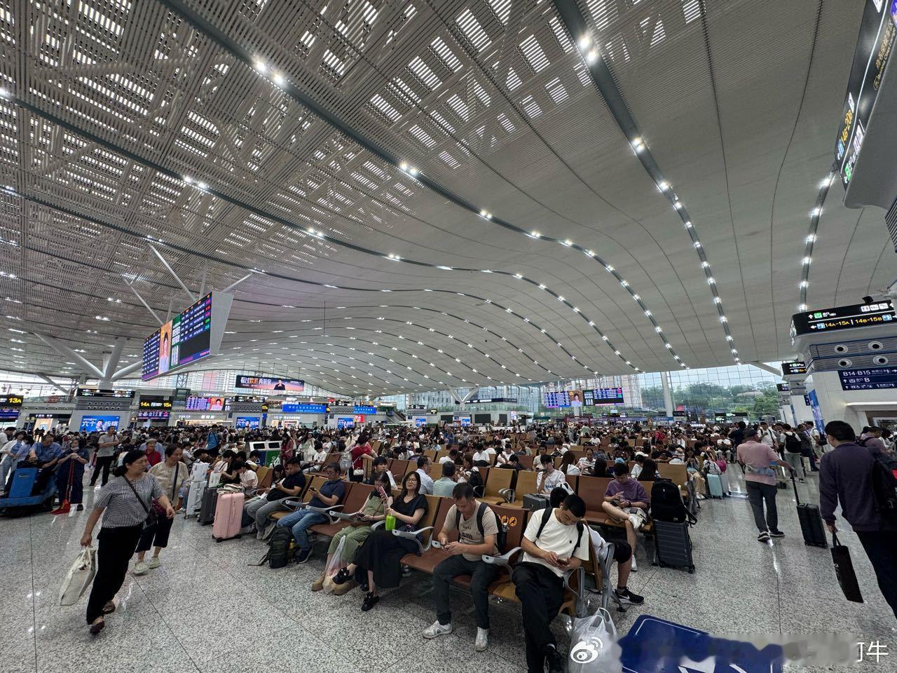 【深圳地铁→广州铁路→广州地铁】  2026年9月3日(周四)，深圳多云，广州多