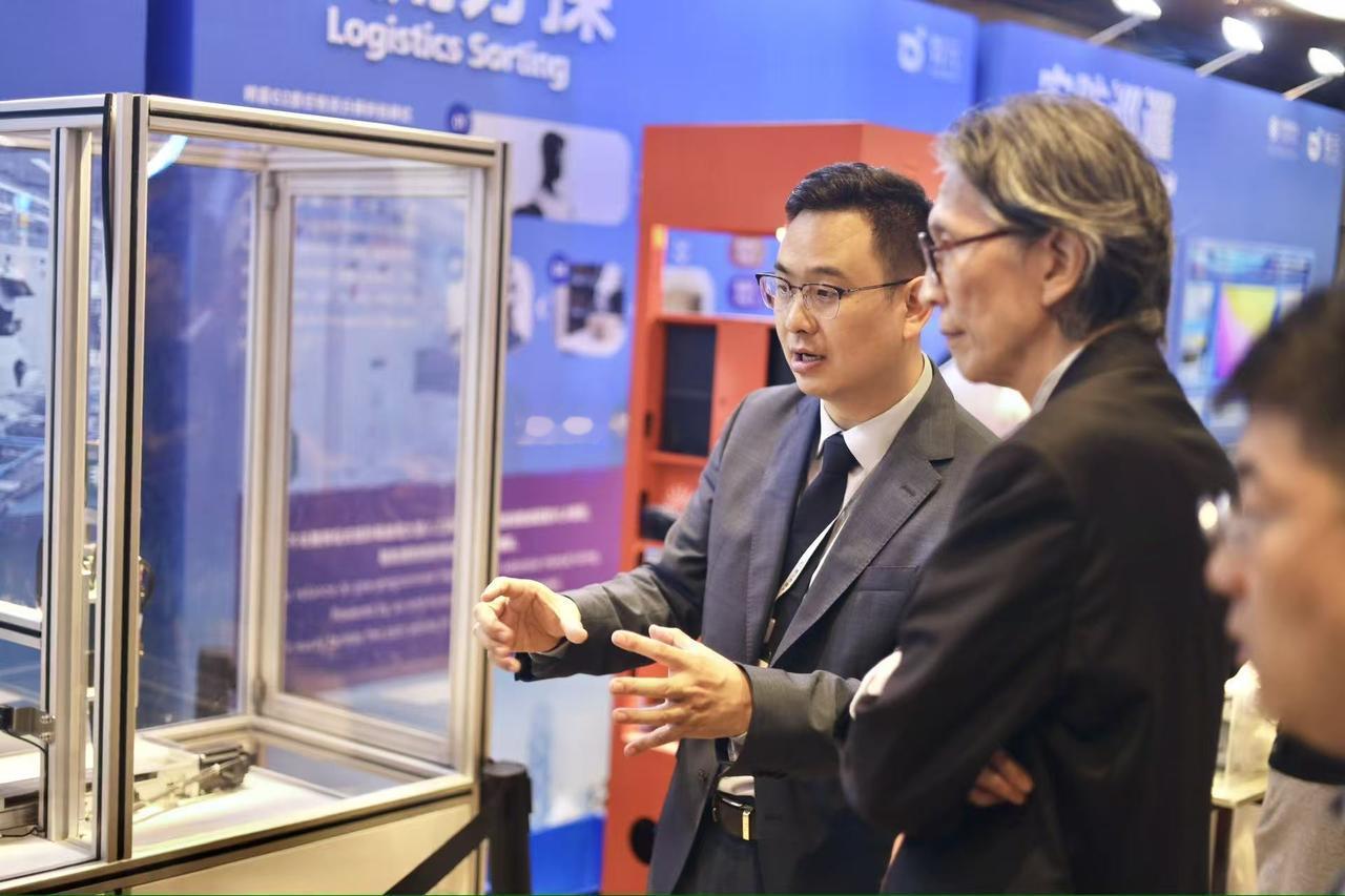 智元香港大会全球化战略官宣，灵犀X2、远征A3、精灵G2等产品集体亮相，构成了智