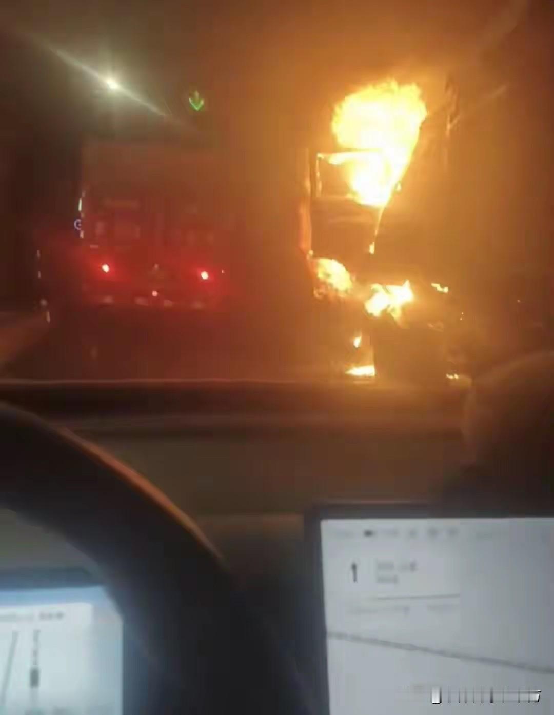 “妈！我可能出不去了！”近日，山东菏泽一位小伙开车经过山西青银高速的宝塔山隧道里