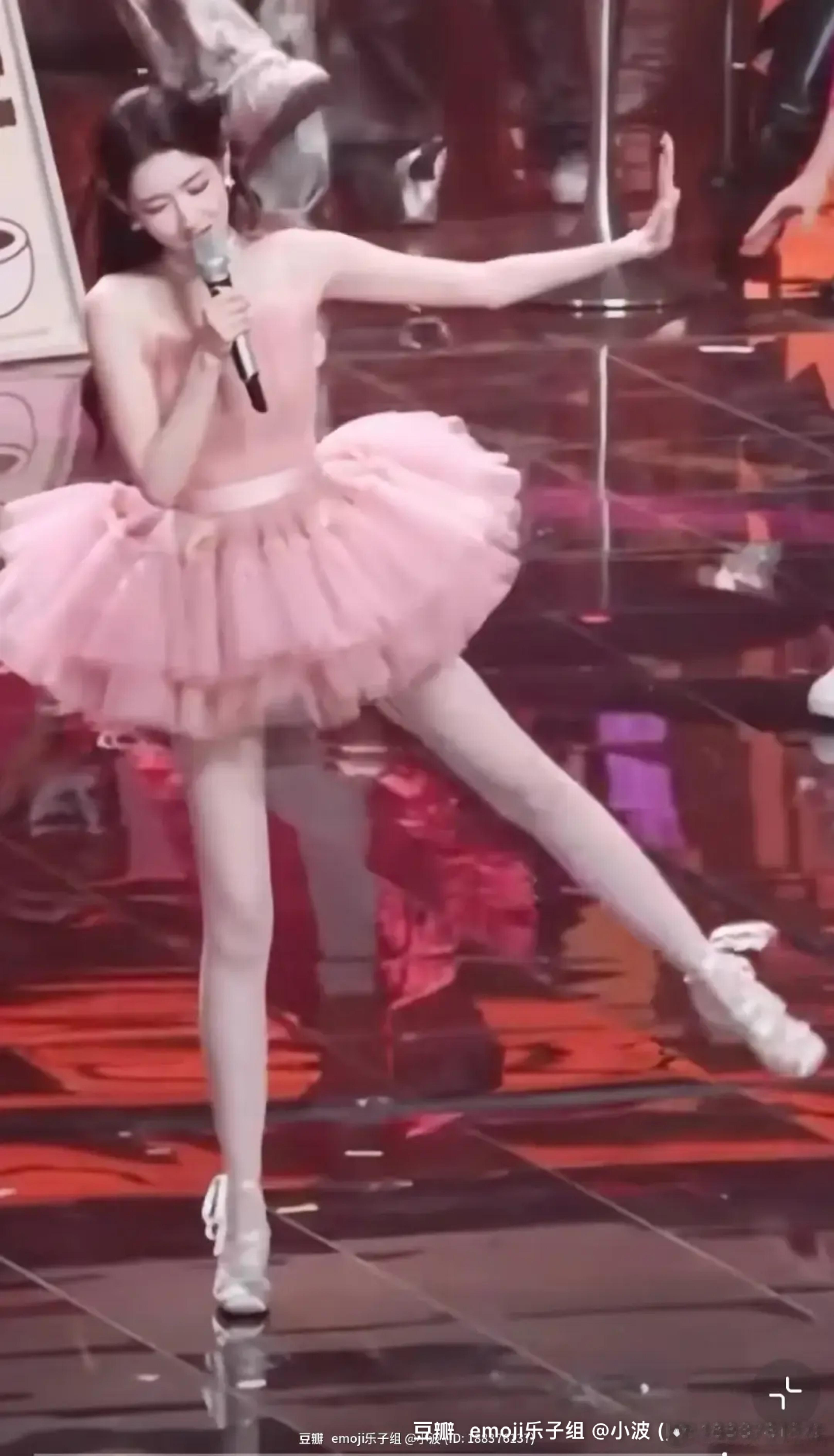 王玉雯比例真的好牛，头小腿长 