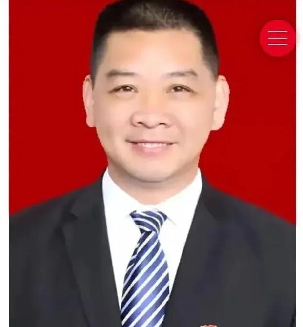 毒试卷作者李佳前竟然河南省汤阴县文星中学校长，还是安阳市英语学科带头人，又是汤阴