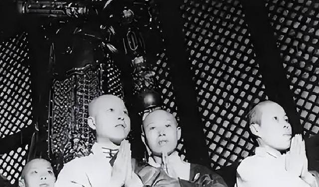 1950年，一次剿匪战斗中，一战士死死地盯住了女尼姑丰满的胸脯，排长不禁气得青筋