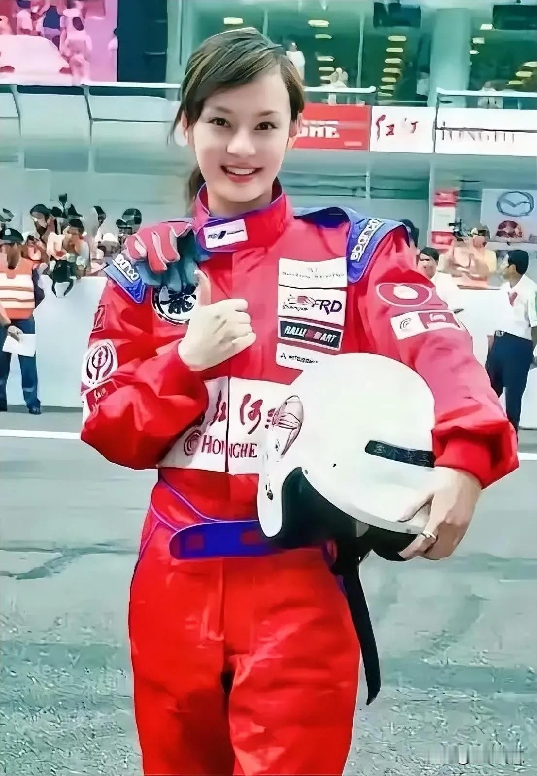 孙俪是位演技超棒的女星，还是一位有着超高技求的赛车女神，照片中的她英姿飒爽，又飒