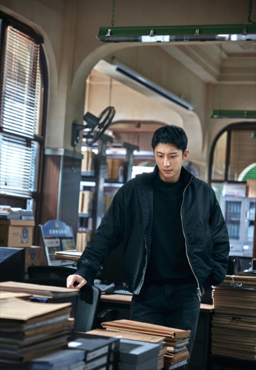 黄景瑜时装四月封面预告时隔七年再登《时装》四月刊！黄景瑜一身皮衣造型，黑白光影下