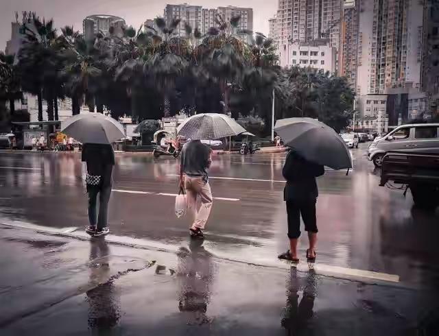 江西抚州 ，一位女子在街上突遇暴雨，来不及找地方，慌忙躲进了一家服装店。

原本