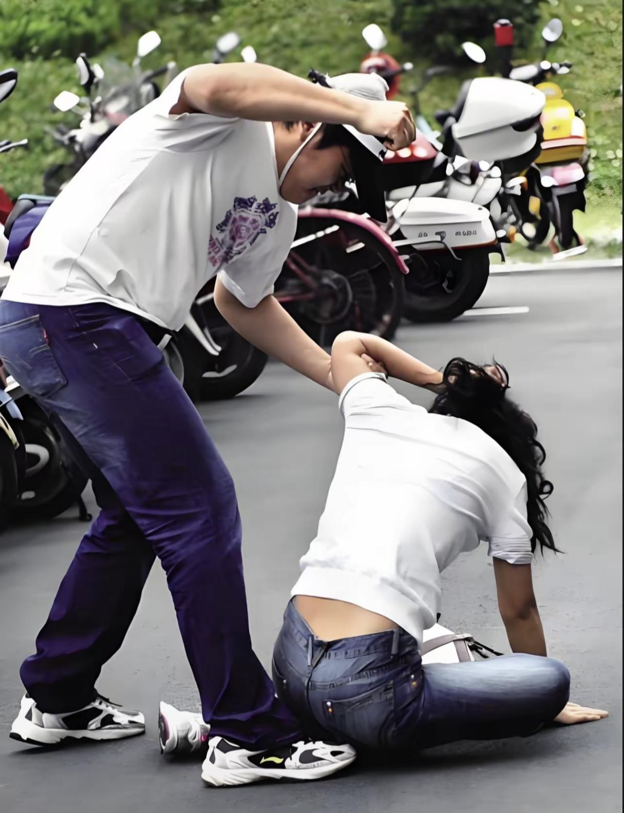 在熙熙攘攘的街头，人来人往，本应是一片和谐有序的景象。然而，一场冲突却如一颗石子