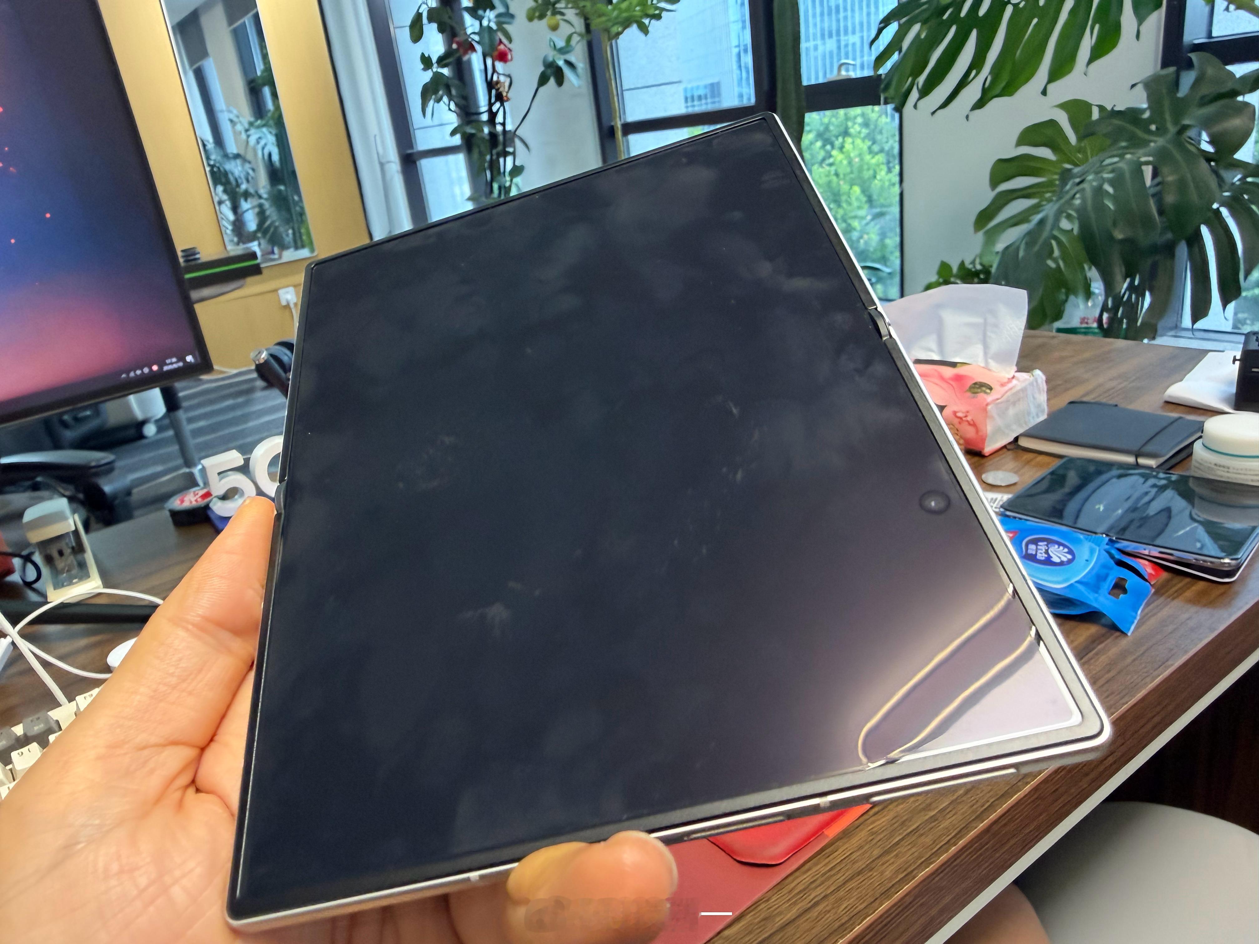 实话实说，三星Z Fold8这个折痕已经是我见过最轻的了。熄屏状态下，在一定光照