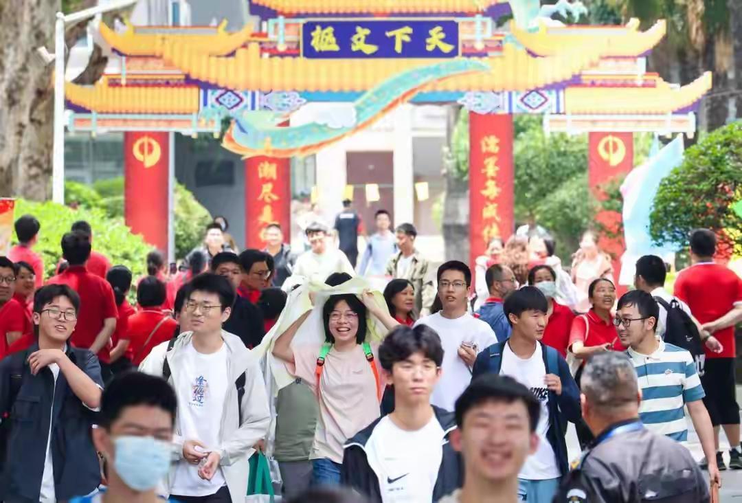 发现没，
今年的高考，安静的有点反常了！
往年这个时候，朋友圈早就已经满屏求祝福