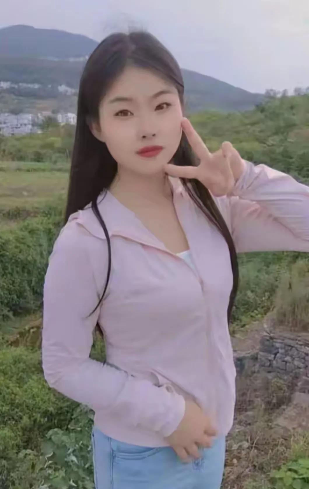 小芳以其朴素的美，赢得了小张的心。小芳没有华丽的衣裳，没有浓艳的妆容，但她那自然