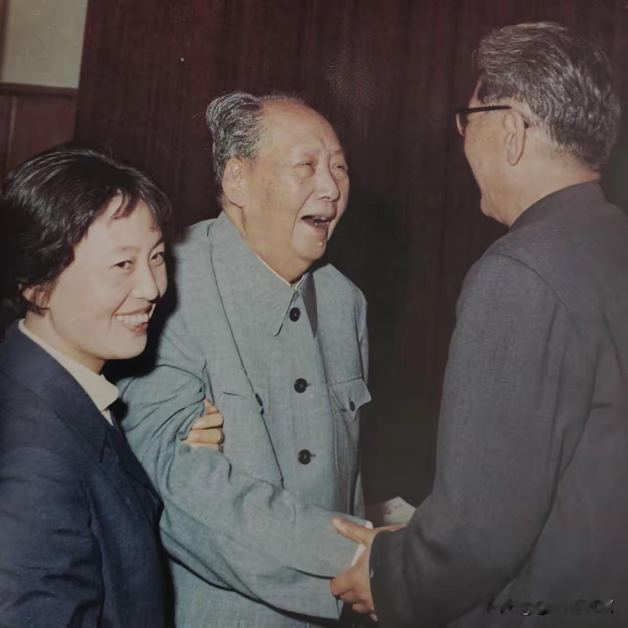 一席握手，满面笑颜。从容谈笑间尽显宽厚胸襟。伟人质朴随和，心怀天下苍生，这温暖的