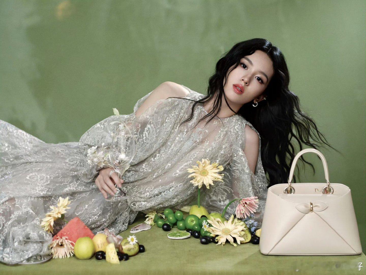 周也亮相穿普拉达的女王2首映女王驾到！周也这造型真的好像发光的蝴蝶啊🦋 