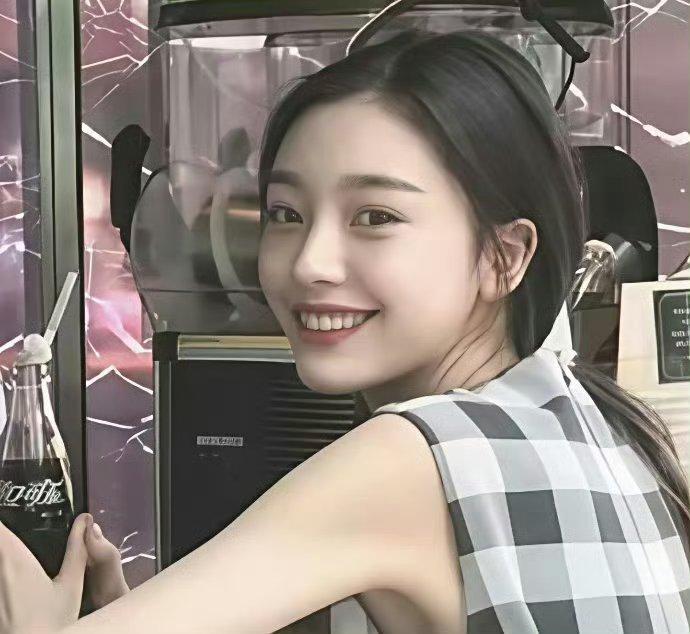 易梦玲素人时期的长相好像比现在更接近明星脸，很适合演那种小白花角色啊 