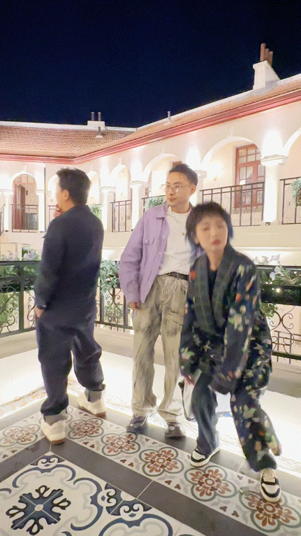 #黄渤连发九条跳舞视频##黄渤不跳是不跳一跳好几跳#九条视频轮番上阵，让我看到了
